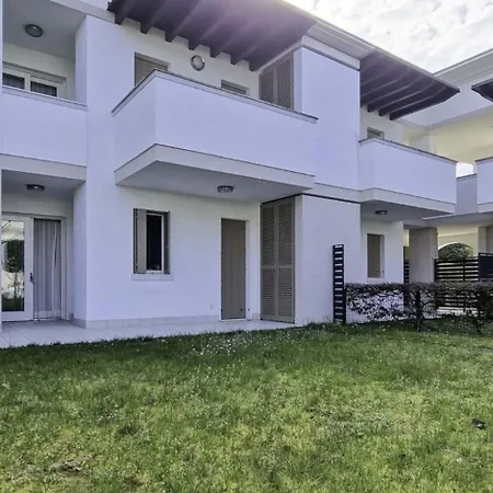 Lovely With Two Fenced Garden Appartement