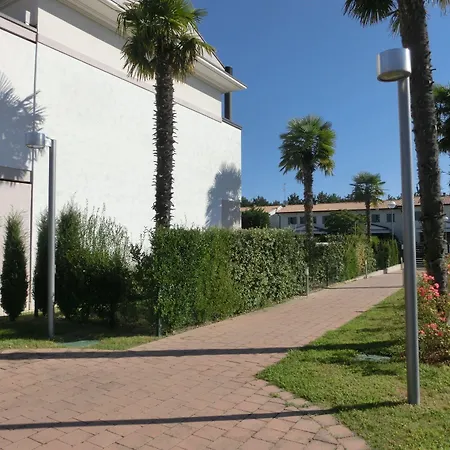 Lovely With Two Fenced Garden Appartement