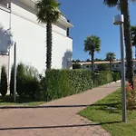 Lovely With Two Fenced Garden Апартаменти