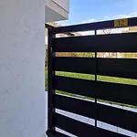 Lovely With Two Fenced Garden Апартаменти *