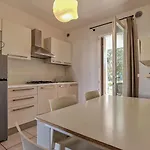 Lovely With Two Fenced Garden Апартаменти