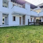 Lovely With Two Fenced Garden Апартаменти