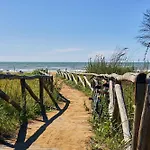 Lovely With Two Fenced Garden Апартаменты