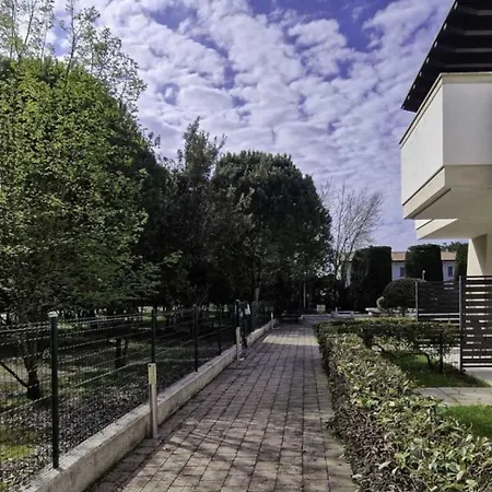 Lovely With Two Fenced Garden Διαμέρισμα Μπιμπιόνε