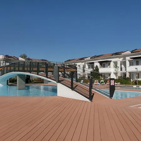 Апартаменти Lovely With Solarium And Swimming Pool *