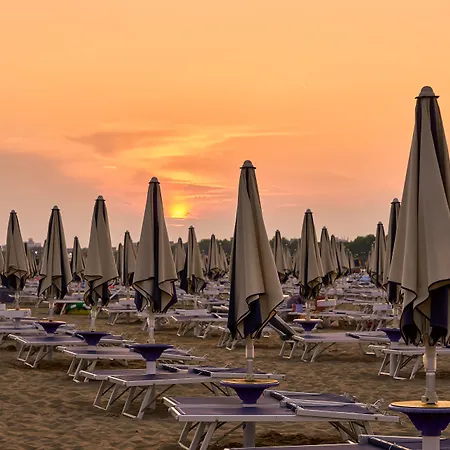 Апартаменти Lovely With Solarium And Swimming Pool