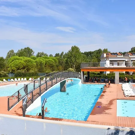 Апартаменти Lovely With Solarium And Swimming Pool