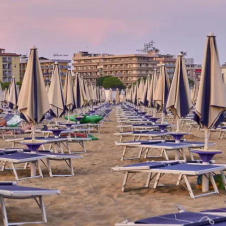 Апартаменти Lovely With Solarium And Swimming Pool *