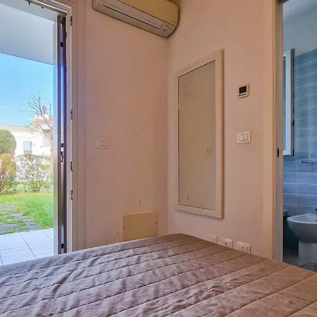 Апартаменти Lovely Apartment With Solarium And Swimming Pool