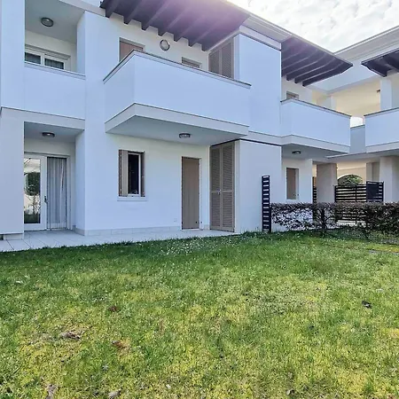 Апартаменти Lovely With Solarium And Swimming Pool *