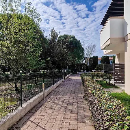 Lovely With Solarium And Swimming Pool Апартаменти