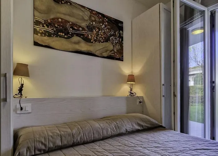 Lovely With Two Fenced Garden 아파트