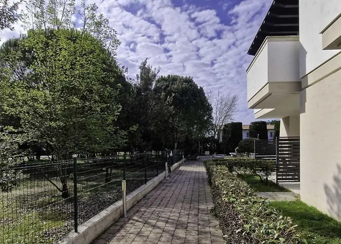 Lovely With Two Fenced Garden 아파트 비비오네