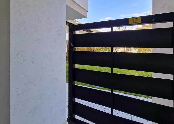 Lovely With Two Fenced Garden 아파트 *