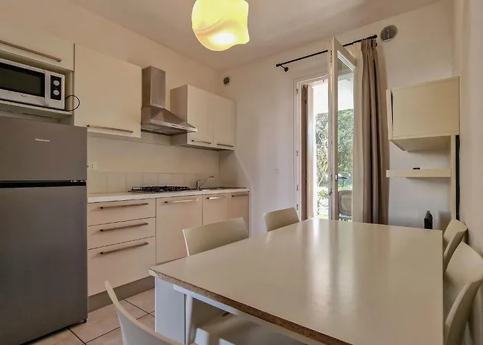 Lovely With Two Fenced Garden شقة