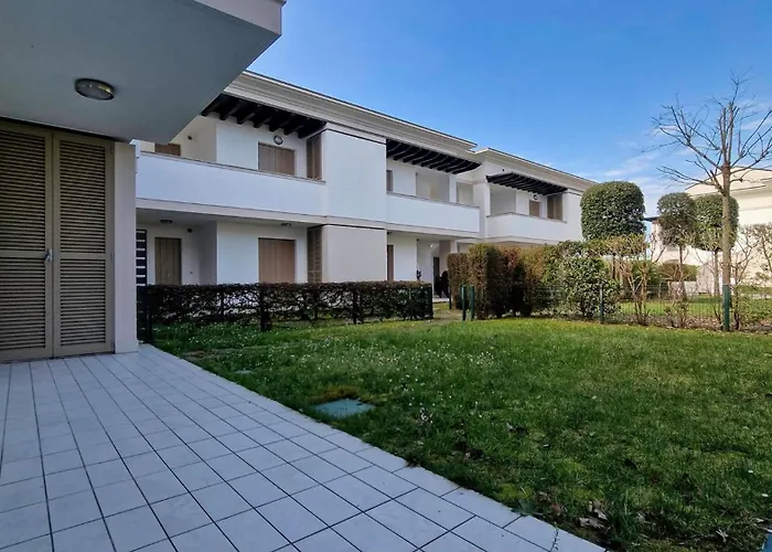 Lovely With Two Fenced Garden 아파트